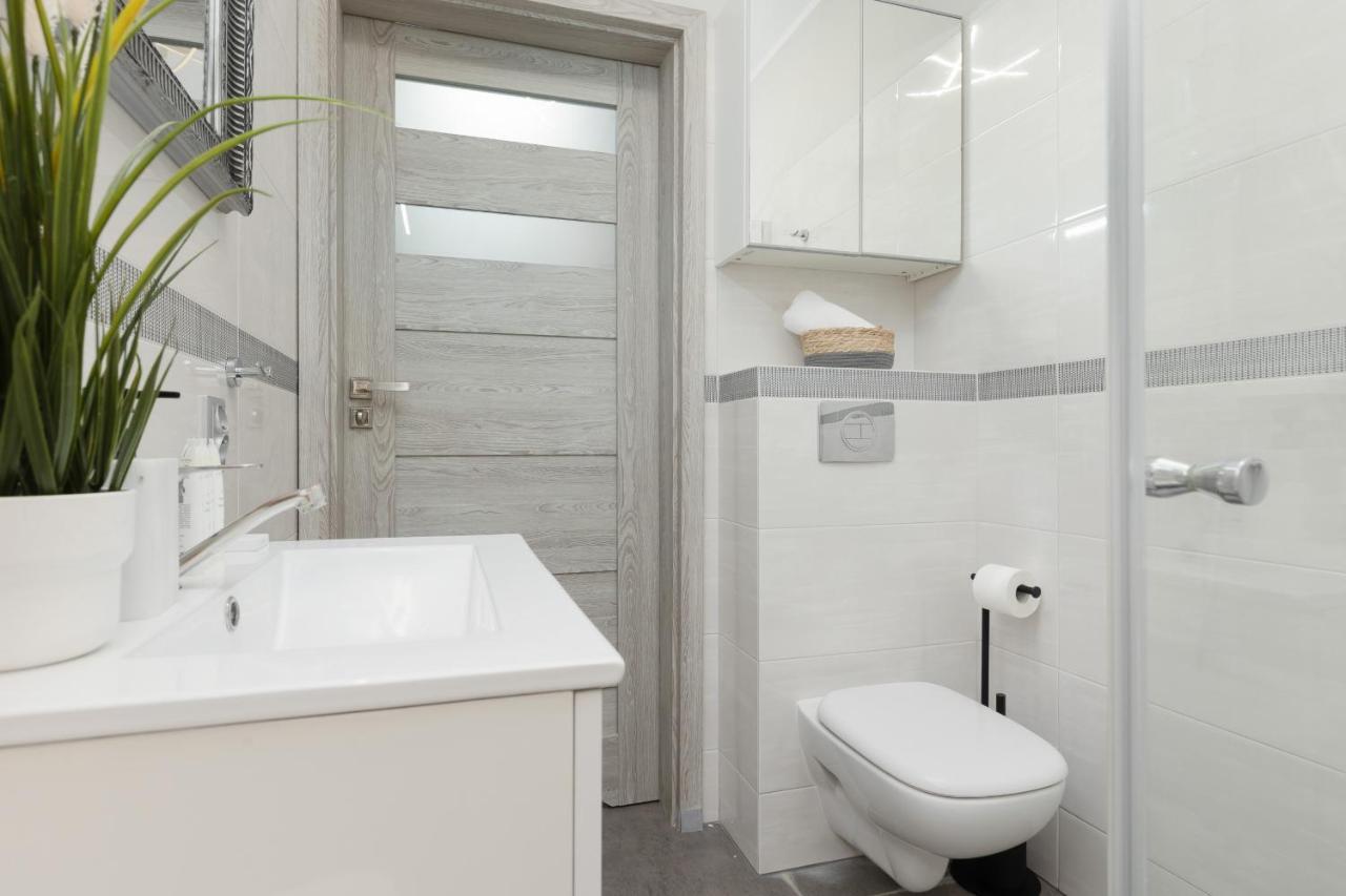 Modern One Bedroom Apartment With Parking In Lodz By Renters Prestige Lódź Exterior foto